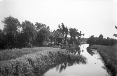805423 Gezicht op een beek bij (waarschijnlijk) de Grebbelinie in de omgeving van Woudenberg en Scherpenzeel.